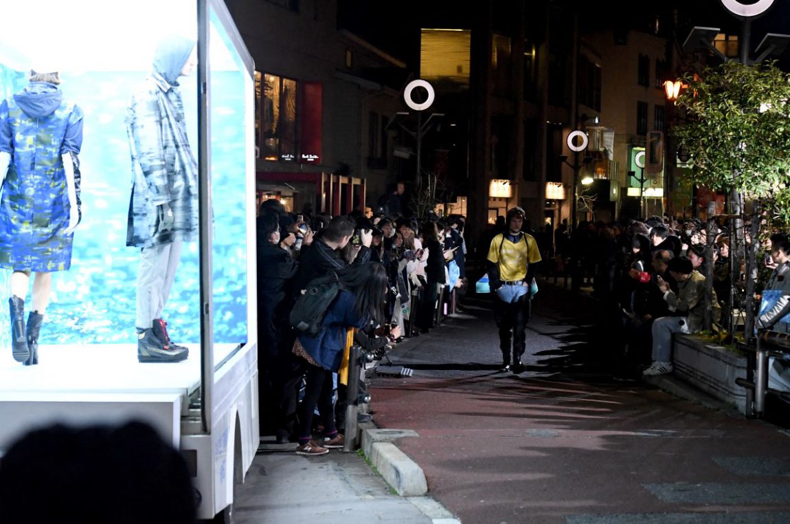 Mot nguoi mau trinh dien mot thiet ke cua doi ngu thiet ke D-VEC trong buoi trinh dien Bo suu tap Thu/Dong 2017 cua D-VEC tai Tuan le Thoi trang Tokyo tren mot con pho nho o Harajuku, Tokyo. Anh: AFP