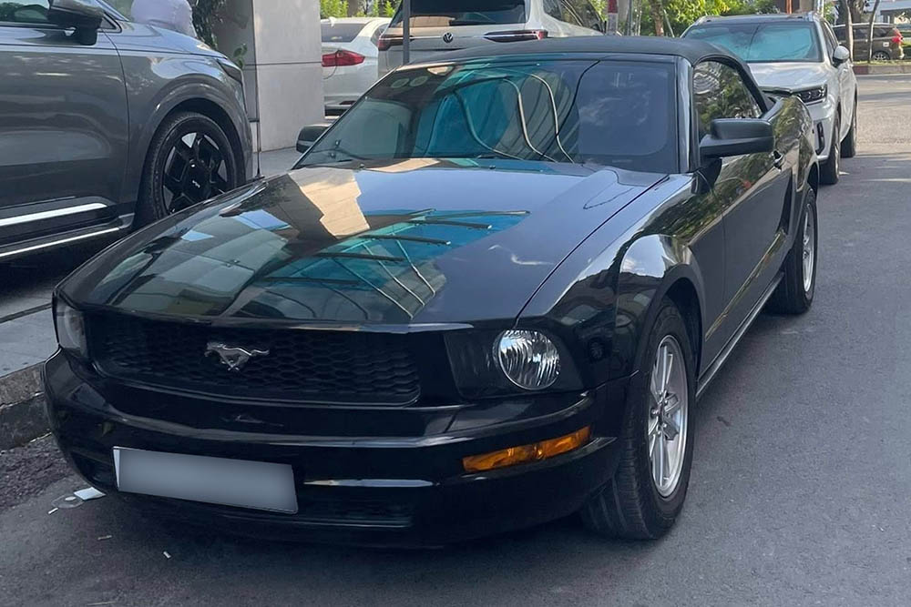 The 5th generation Ford Mustang convertible appeared on the streets of Vietnam, attracting attention when it still maintained its rare original exterior. Photo: Car Spotting Vietnam