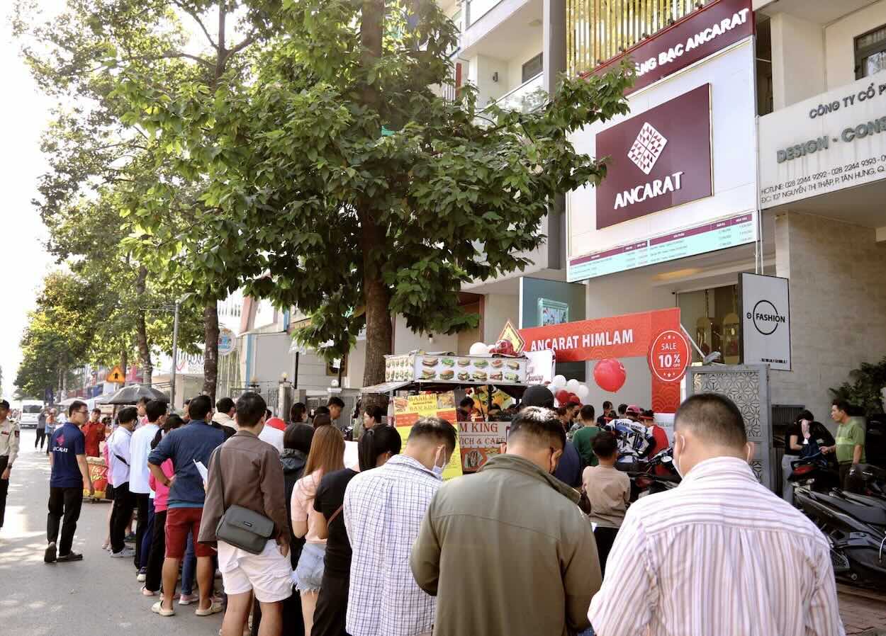 Theo ghi nhan, ngay tu dau gio sang, mot so cua hang da roi vao tinh trang qua tai, nhieu nguoi xep hang dai cho giao dich. Anh: Minh Huy