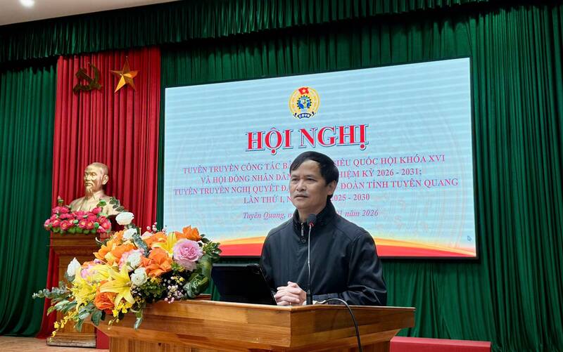 Mr. Trieu Tai Phong - Chairman of the Tuyen Quang Provincial Labor Federation spoke at the conference. Photo: Viet Bac
