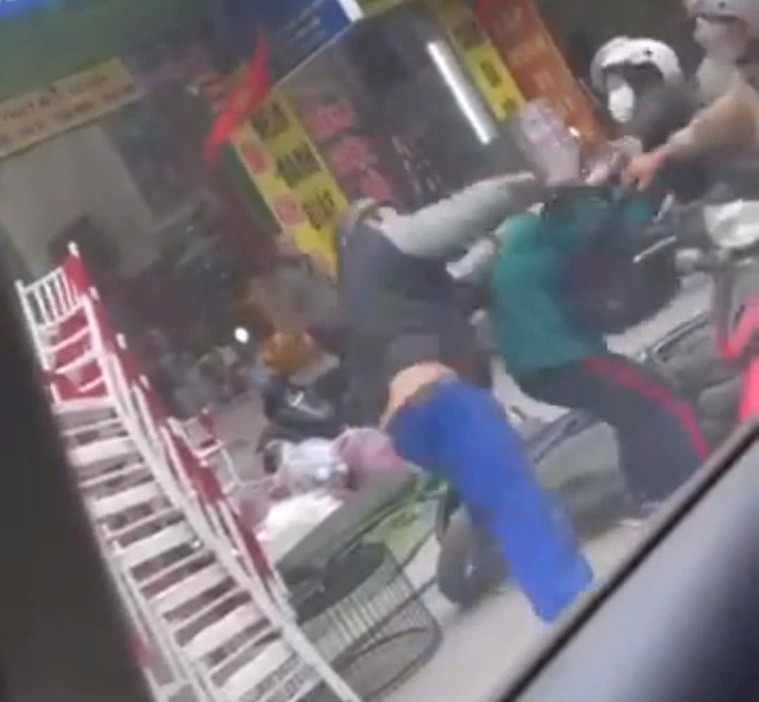 Em K bị đối tượng đánh sau khi va chạm giao thông. Ảnh cắt từ video clip