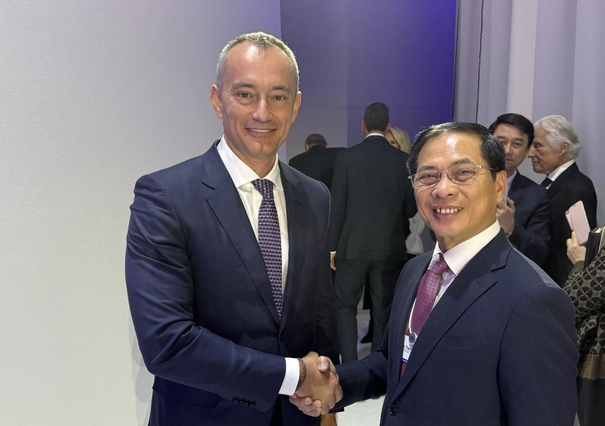 Deputy Prime Minister Bui Thanh Son and Senior Representative of the Peace Council Nickolay Mladenov. Photo: Ministry of Foreign Affairs of Vietnam