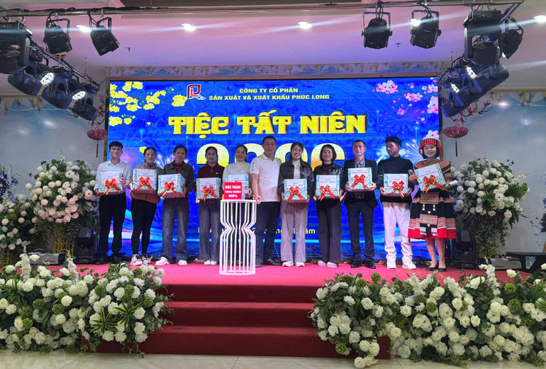 Doan vien phan khoi nhan giai thuong trong hoat dong boc tham trung thuong. Anh: Ngo Hoa