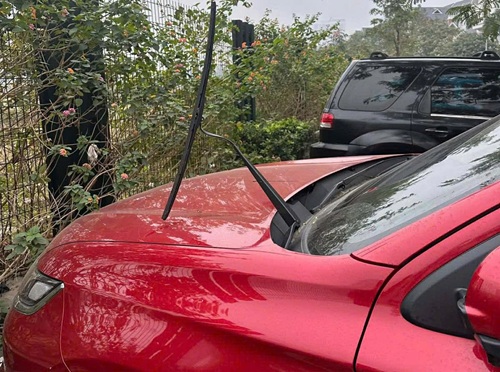 Công an điều tra vụ ô tô cư dân chung cư Gemek 1 bị bẻ gương, cần gạt mưa. Ảnh người dân cung cấp