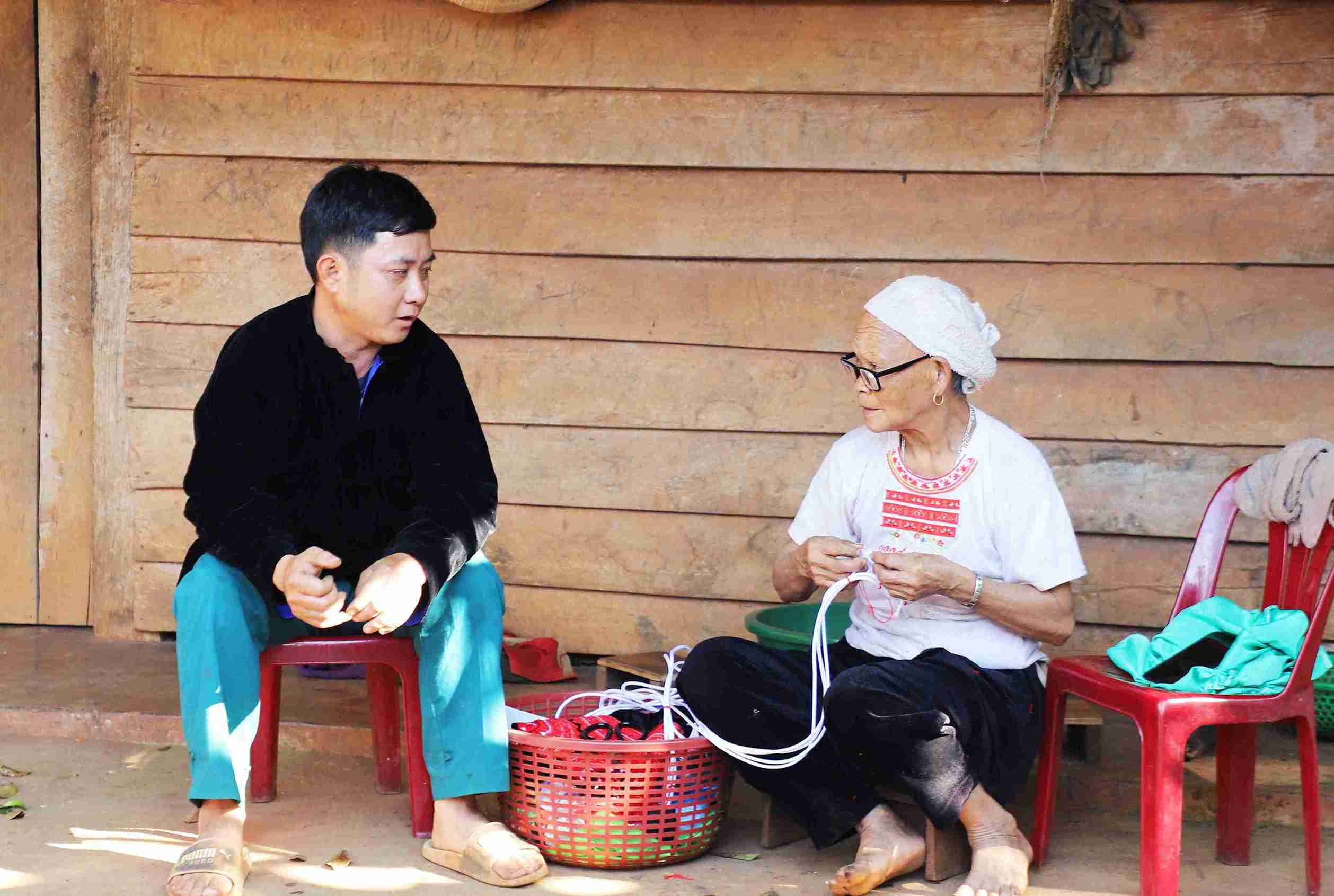 Ong Dang Choi Sinh, Truong thon Dak Ri (xa Krong No) trao doi, nam bat tam tu, ky vong cua ba con huong ve Dai hoi XIV cua Dang. Anh: Phuc Khanh
