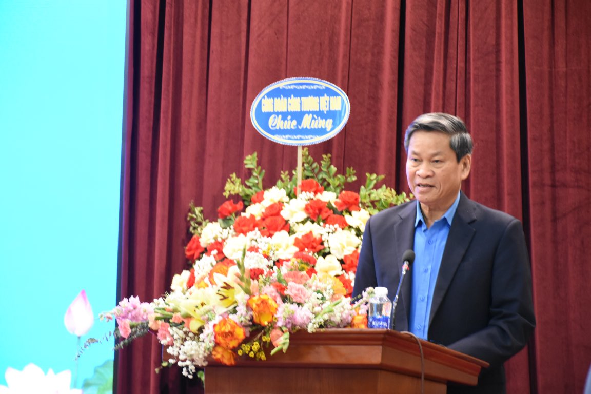 Ong Huynh Thanh Xuan - Pho Chu tich Tong Lien doan Lao dong Viet Nam phat bieu chi dao hoi nghi. Anh: Bao Han