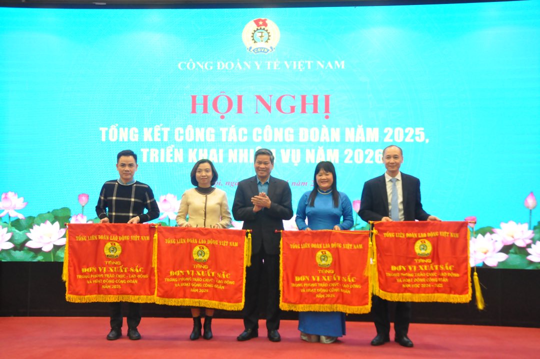 M. Huynh Thanh Xuan - Vice-president de la Confederation generale du travail du Vietnam remet le Drapeau d'emulation de la Confederation generale du travail du Vietnam aux collectifs. Photo: Bao Han