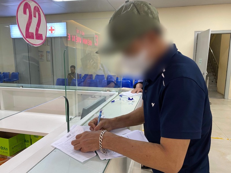 People register for health check-ups before taking the driving test. Photo: Duc Van