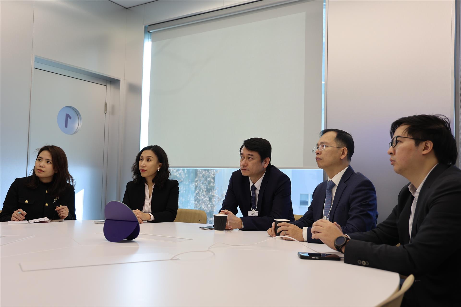 Deputy Minister of Foreign Affairs Le Anh Tuan (center) and the Vietnamese delegation attending the event at WEF Davos 2026. Photo: VNA