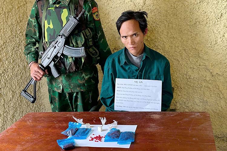 Đối tượng Mùa A Páo bị bắt giữ cùng tang vật. Ảnh: Anh Dũng