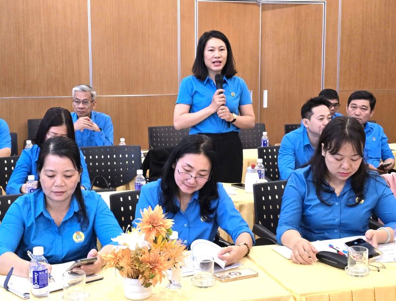 Ba Hoang Thi Ha - Pho Chu tich Cong doan Phuong Sai Gon kien nghi Dieu le cong doan Viet Nam toi day can lam ro vai tro, vi tri, chuc nang, nhiem vu cua cong doan phuong, xa, dac khu. Anh: Nam Duong