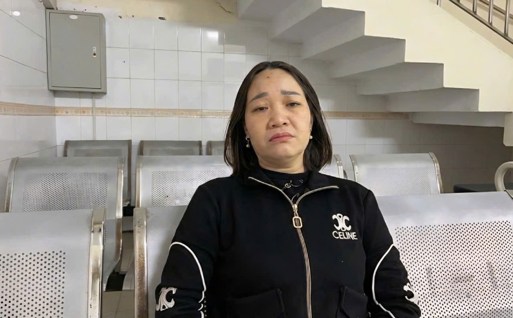 Beside the hospital corridor on a cold winter day, Ms. Nguyen Thi Huong choked up when thinking about her son fighting illness every day... Photo: Quynh Chi