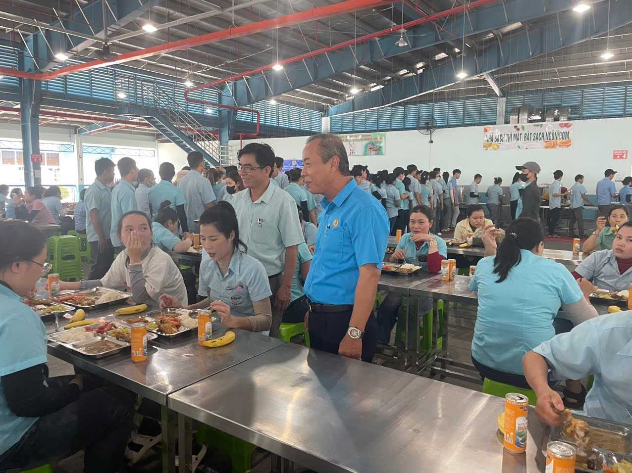 Chu tich Lien doan Lao dong tinh Lam Dong Nguyen Phu Hoang hoi tham cong nhan, nguoi lao dong tai Bua com Cong doan. Anh: Phuc Khanh