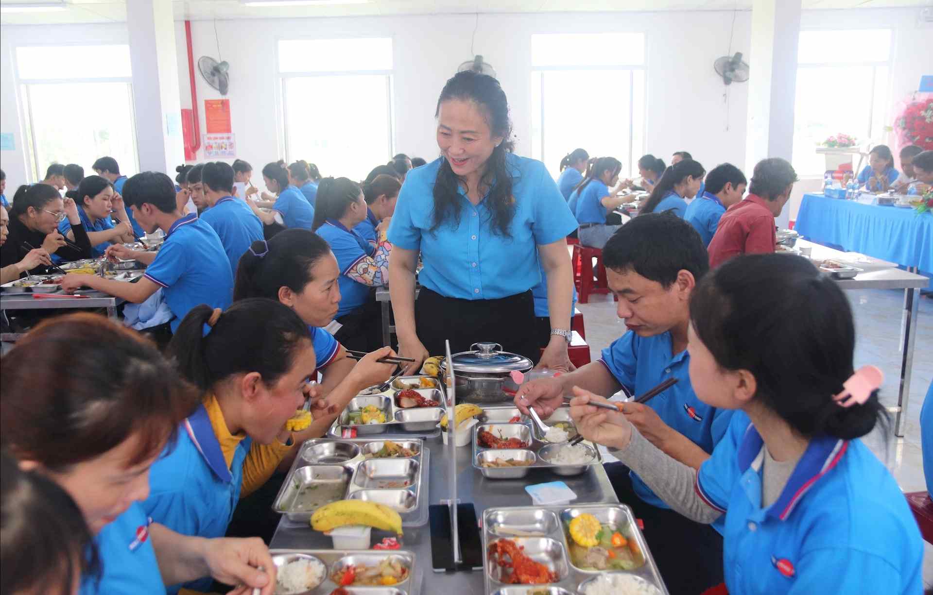 Le travail de prise en charge de la vie materielle et spirituelle des membres du syndicat et des travailleurs est toujours particulierement pris en compte et mis en œuvre par le syndicat de la province de Lam Dong. Photo: Phuc Khanh
