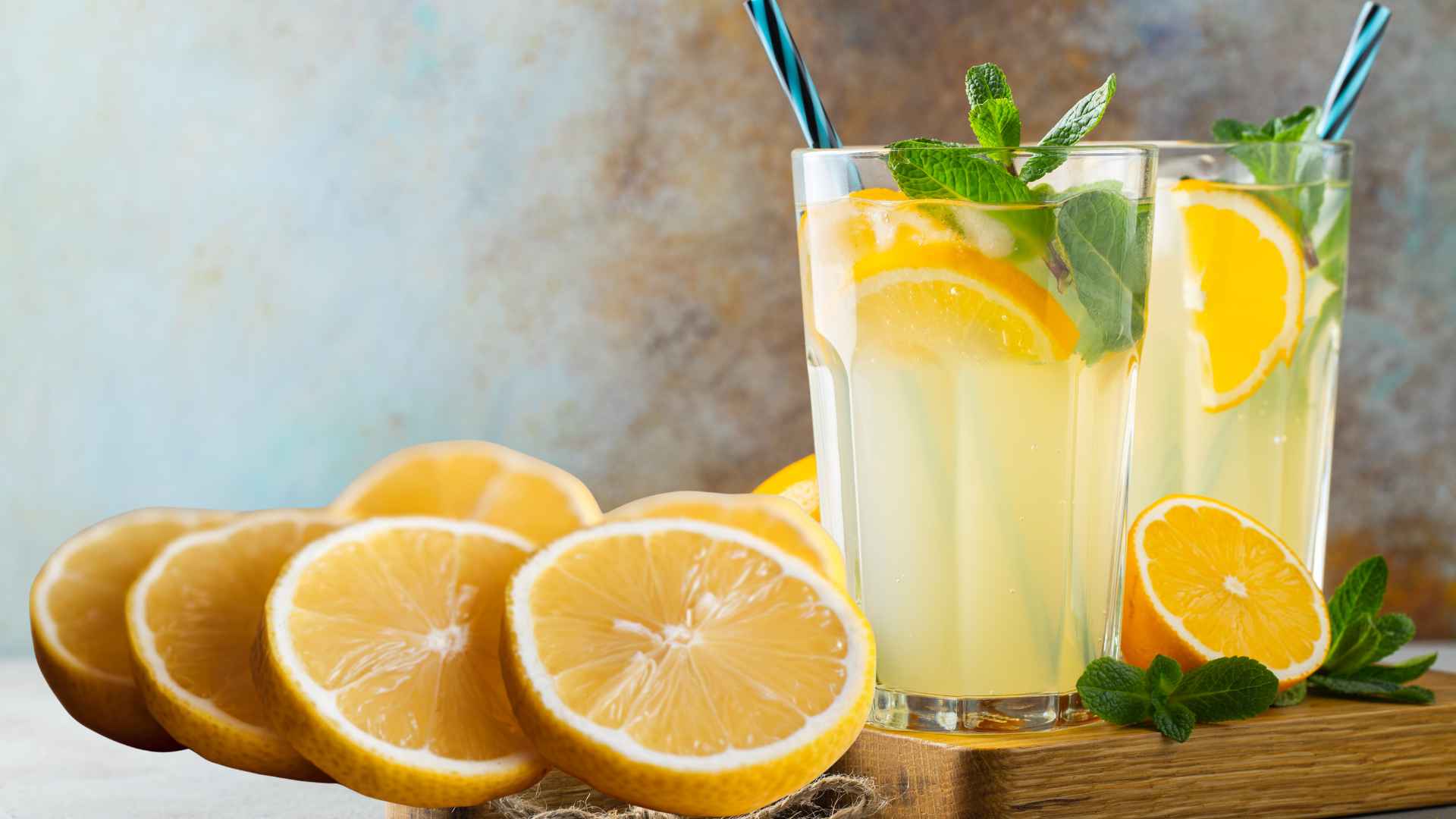 Thinly diluted lemon juice rich in vitamin C helps reduce stress and fatigue for heavy laborers. Graphic photo: Huong Son