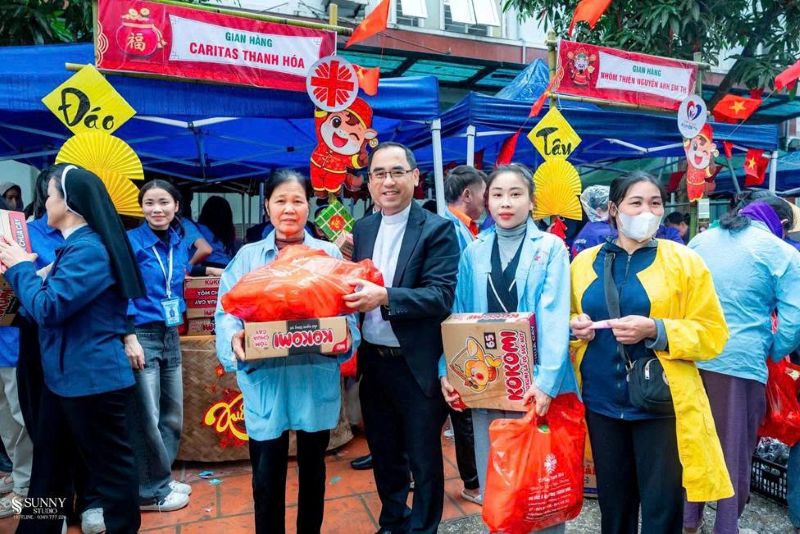 Spring Market 2026 at Thanh Hoa Provincial General Hospital presents warm and loving Tet gifts to patients. Photo: Thanh Hoa Trade Union