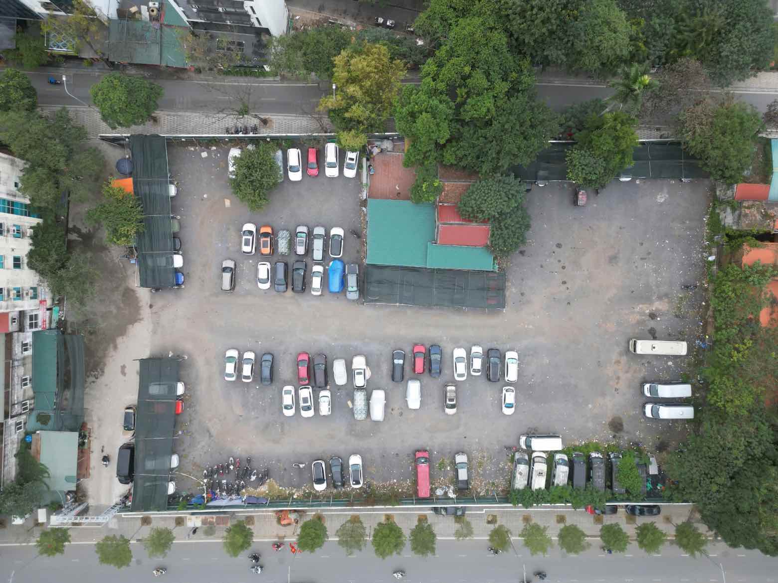 Khu đất vàng tại số 161 Yên Phụ sau nhiều năm bỏ hoang đã thành bãi trông xe. Ảnh: Sóng Hữu