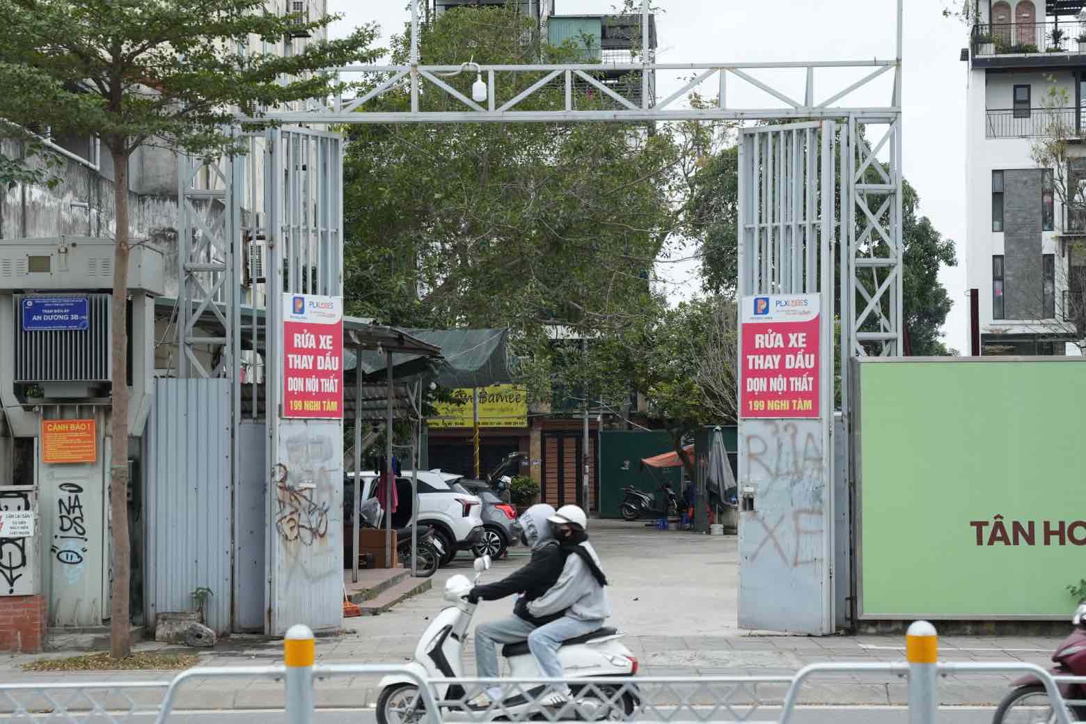 Công khai treo biển quảng cáo dịch vụ tại lối ra vào khu đất. Ảnh: Khánh An