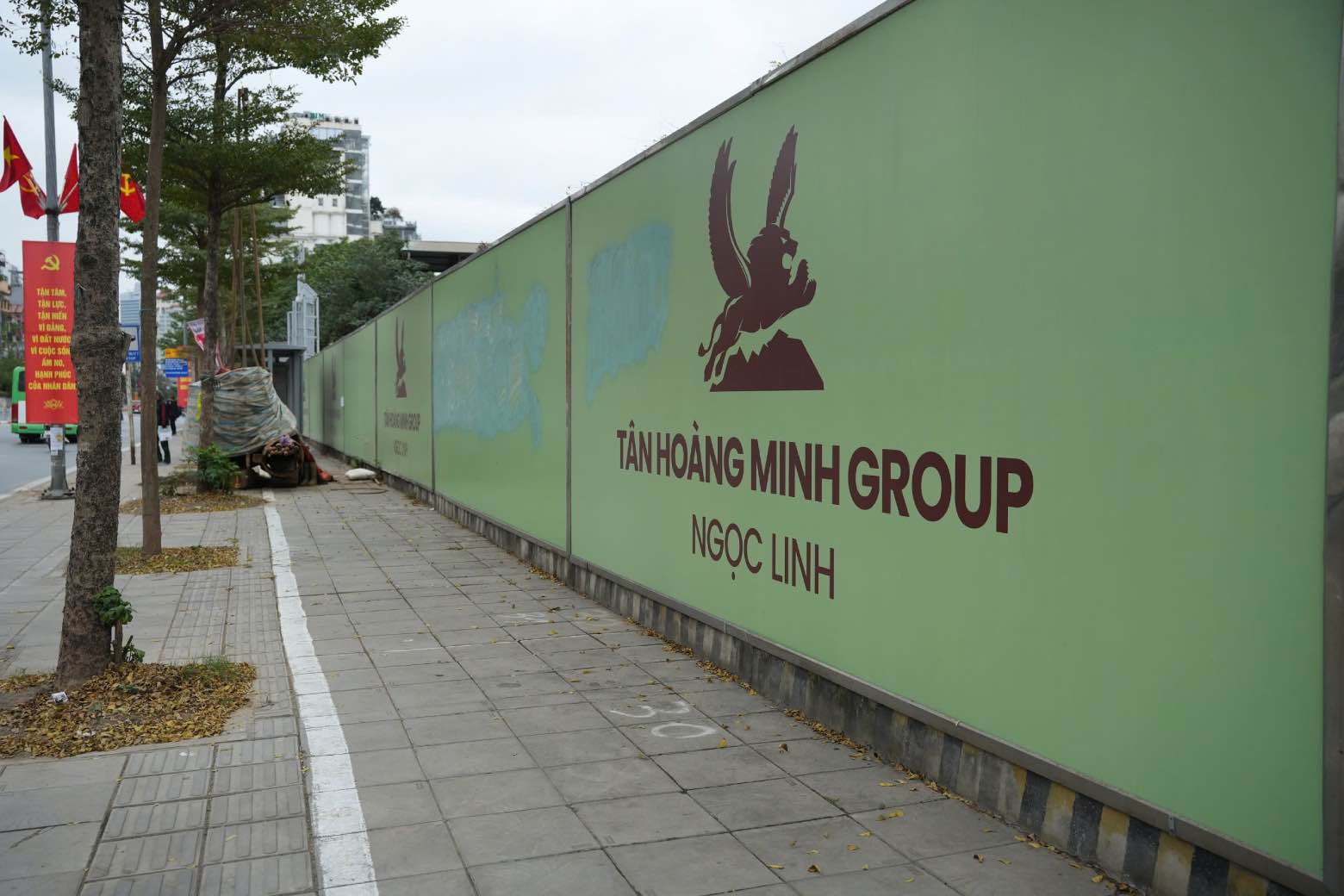 Ngoài hàng rào dự án ghi rõ dự án của Tân Hoàng Minh Group cùng Công ty TNHH Ngọc Linh thực hiện. Ảnh: Sóng Hữu