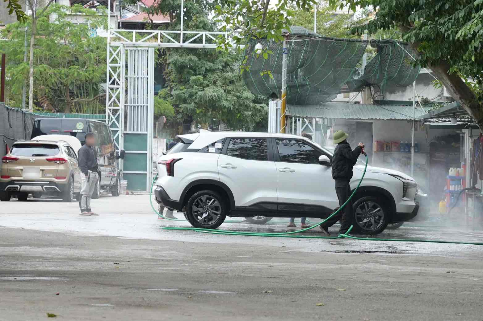 Dịch vụ rửa, xe dọn nội thất tại khu vực này. Ảnh: Sóng Hữu