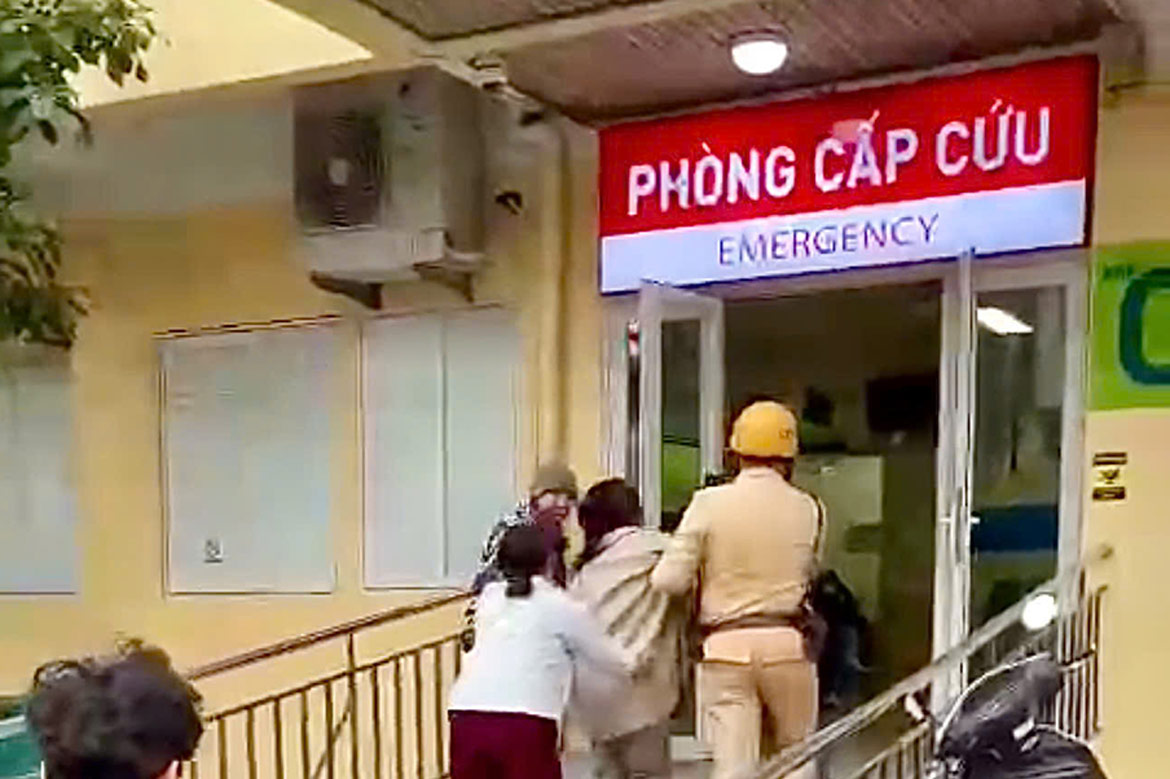 CSGT dua san phu den vien kip thoi. Anh: Tien Ngo