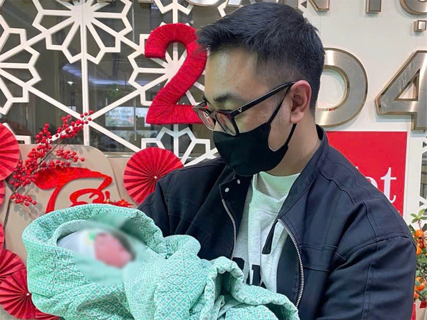 Be gai khoe manh duoc chao doi trong su mung vui cua gia dinh. Anh: Tien Ngo