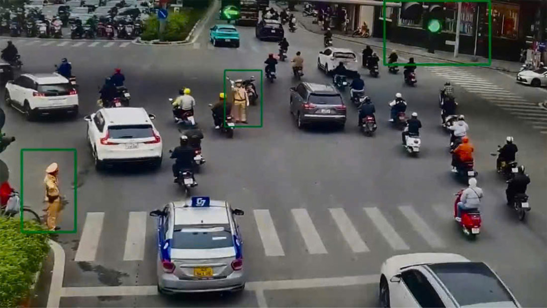 Trung tam dieu hanh giao thong kich hoat lan song xanh ho tro luc luong lam nhiem vu. Anh: Tien Ngo