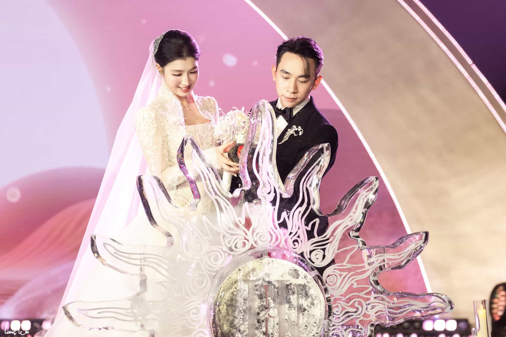 Cap doi thuc hien nghi thuc rot ruou giao duyen. Anh Vu Manh Tuan