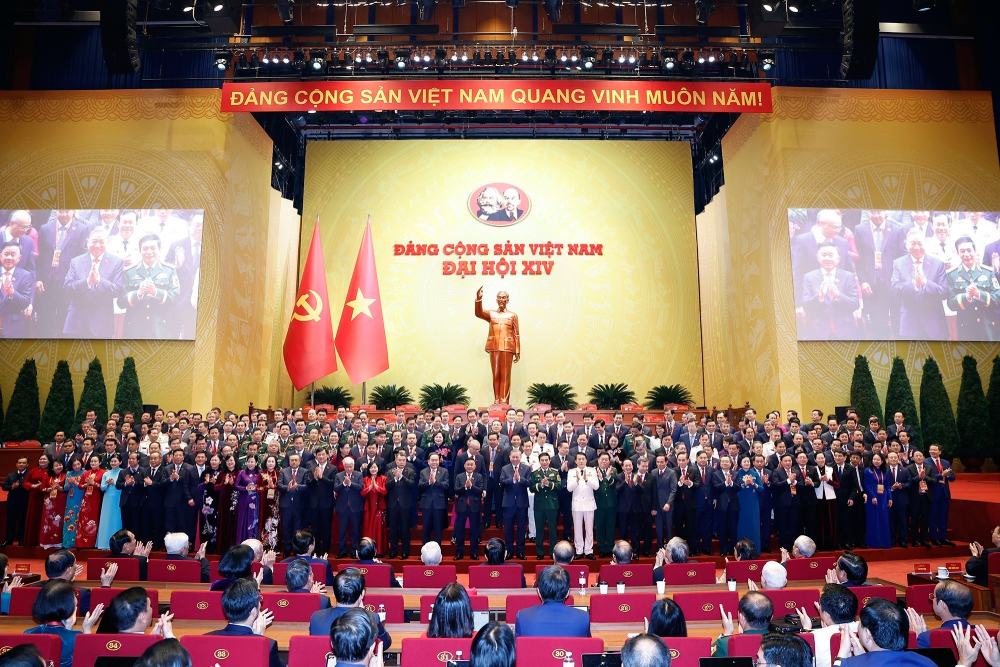 Promulgation du communique de presse de la session de cloture du XIVe Congres national du Parti. Sur la photo, le Comite central du Parti de la XIVe legislature presente le XIVe Congres du Parti. Photo: TTXVN