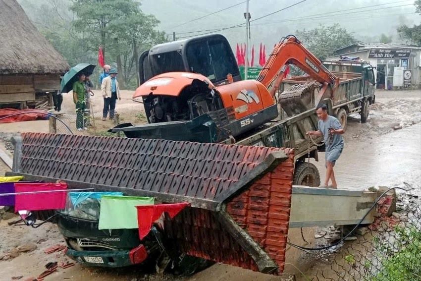 Truck carrying excavator collapses welcome gate in Da Nang, killing 2 people. Photo: Nam Giang
