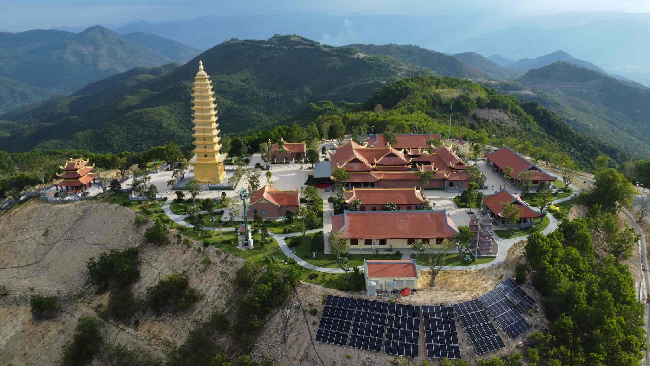 The Hang Thuan ceremony of A hau Phuong Nhi and businessman Pham Nhat Minh Hoang was held at Truc Lam Pagoda, Phung Thuy Son. Photo: Huu Long