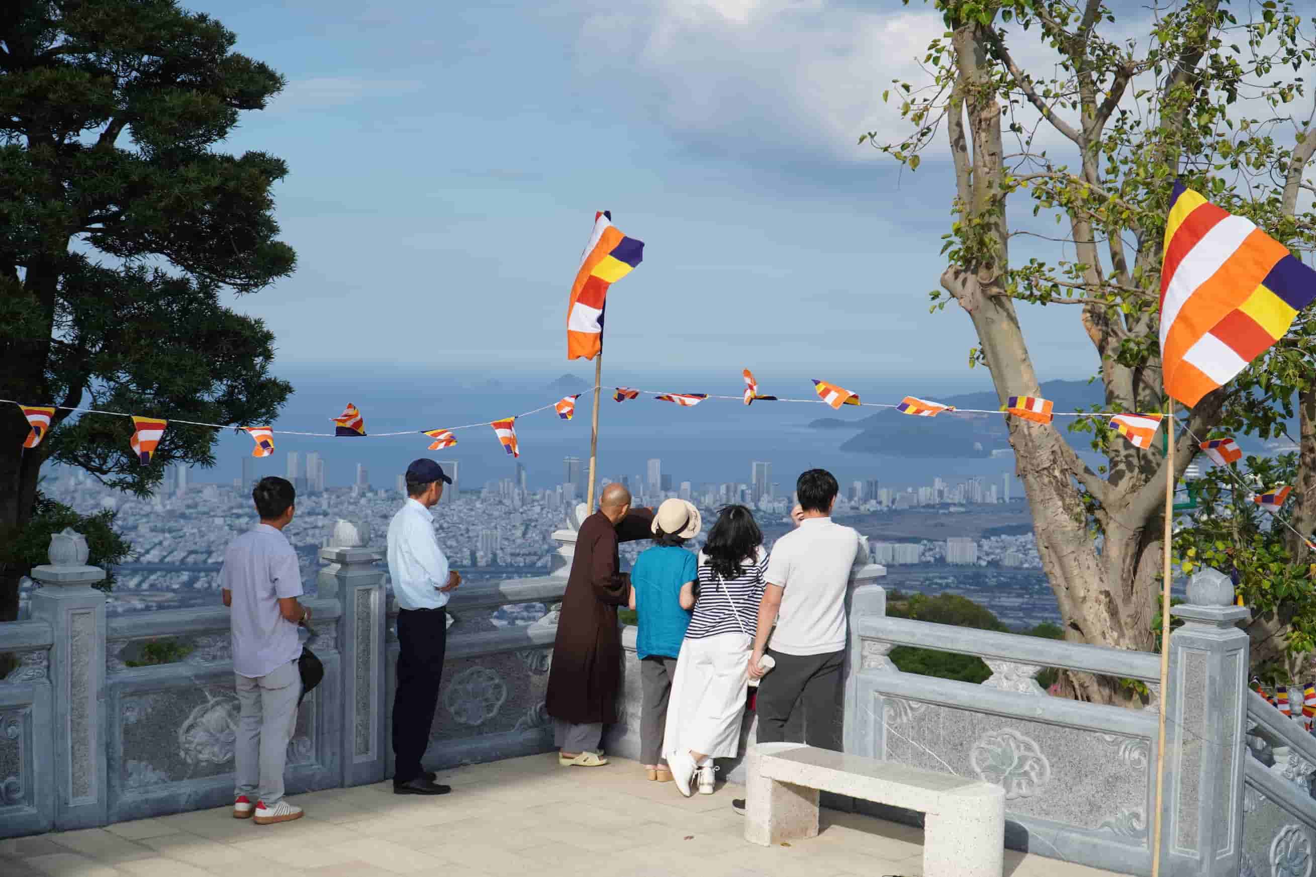 Du khach co the ngam tron vinh Nha Trang tu tren chua. Anh: Huu Long