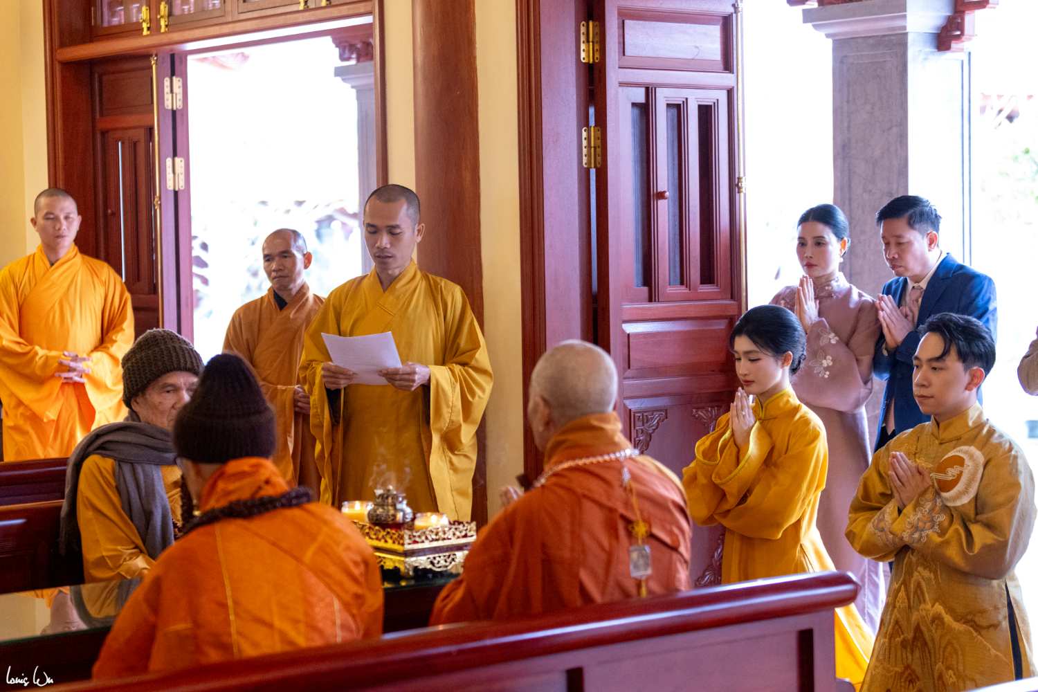 Hinh anh A hau Phuong Nhi va doanh nhan Pham Nhat Minh Hoang thuc hien nghi le dam cuoi truyen thong. Anh: Louis Wu