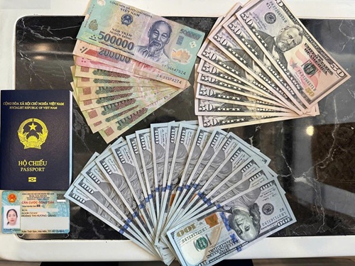 Forgetting more than 2,000 USD, passenger returned by SE20 train crew. Photo: Minh Hanh