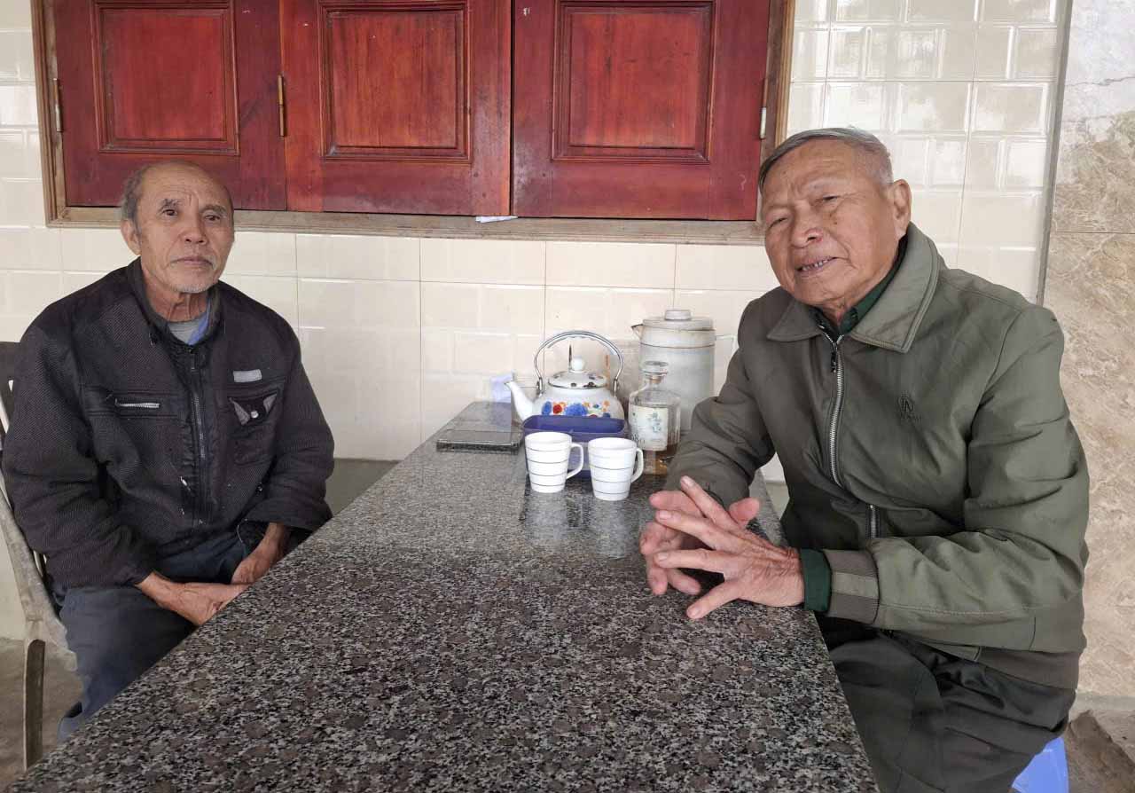 Mr. Nguyen Van Ty (right) expects strong development of the country after the 14th Party Congress. Photo: Tran Tuan