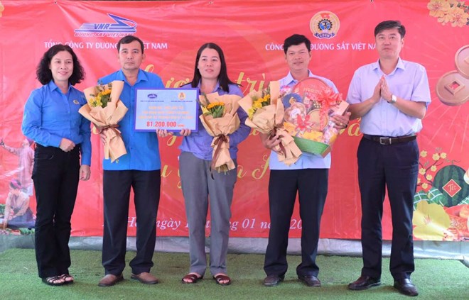 Ba Dang Thanh Hang (ao xanh), Chu tich Cong doan co so Cong ty Co phan Duong sat Phu Khanh tin tuong Dai hoi XIV cua Dang se dinh huong phat trien moi cho lao dong duong sat. Anh: Phuong Linh