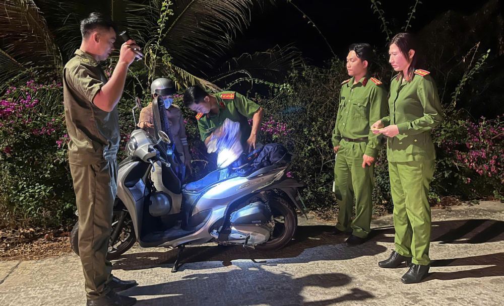 Luc luong Cong an xa Giang Thanh kiem tra hanh chinh phuong tien giao thong. Anh: Nhu Huynh