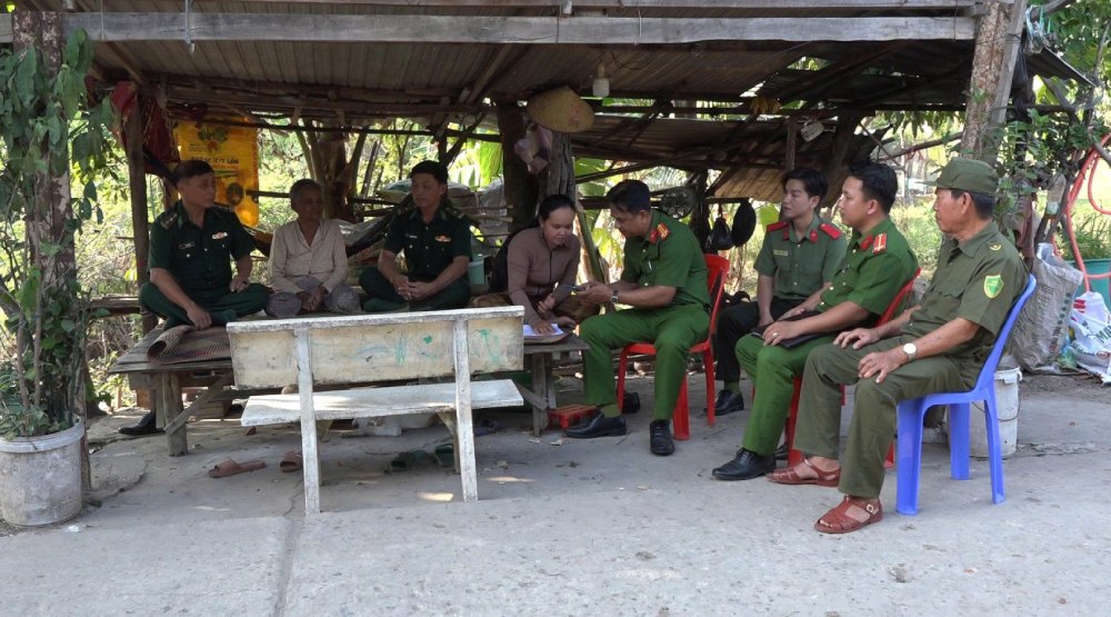 Cong an xa Gianh Thanh va luc luong Bien phong truc tiep xuong tung ho dan de tuyen truyen. Anh: Nhu Huynh