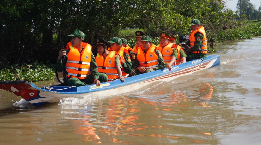 Giang Thanh Commune Police and Giang Thanh Border Guard Command coordinate patrols on the river route bordering Cambodia. Photo: Van Vu