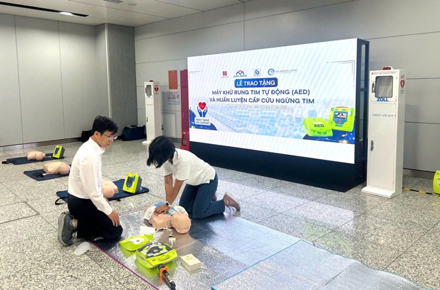 Metro Line 1 staff are instructed on first aid for extrahospital cardiac arrest. Photo: BVCC