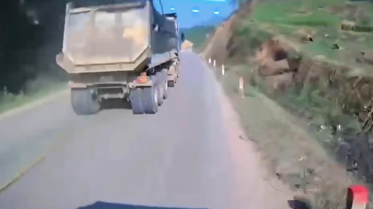 Mr. Nguyen D.K (Bac Ninh) driving a truck crushing the road marking was recorded by the dashcam. Photo: Traffic Police Department, Bac Ninh Provincial Police