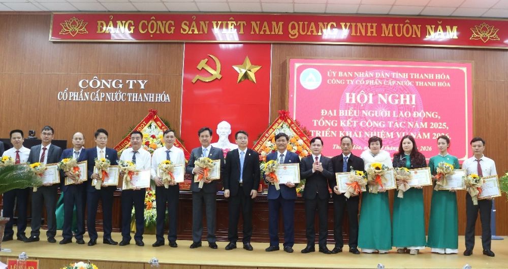 Thanh Hoa Water Supply Joint Stock Company awards certificates of merit to outstanding labor collectives in 2025. Photo: Thanh Hoa Trade Union