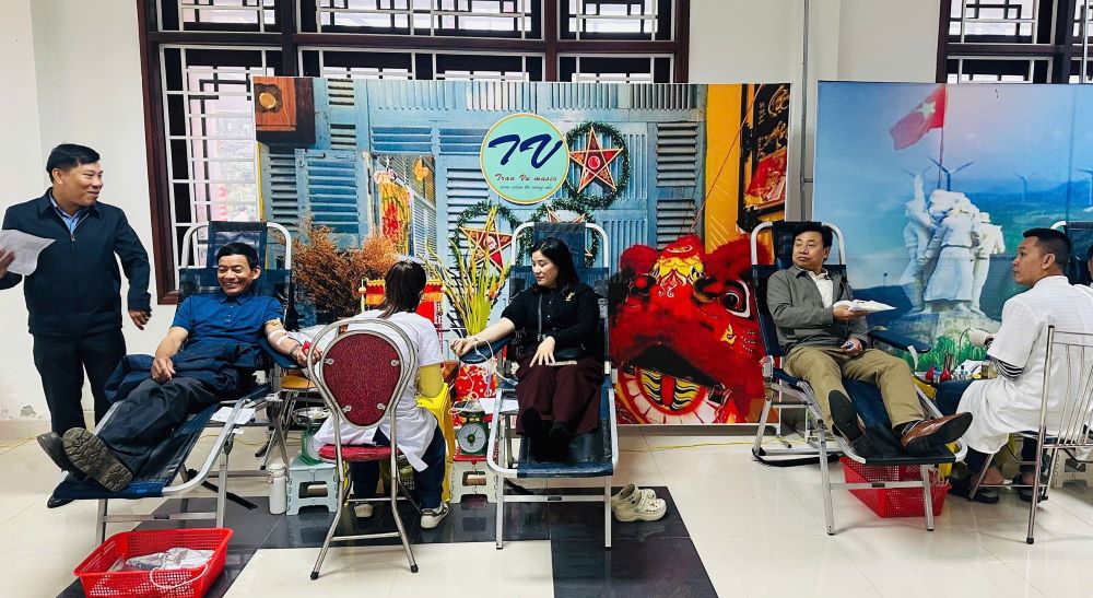 Can bo, cong chuc, vien chuc va nguoi lao dong tham gia hien mau. Anh: H.Nguyen