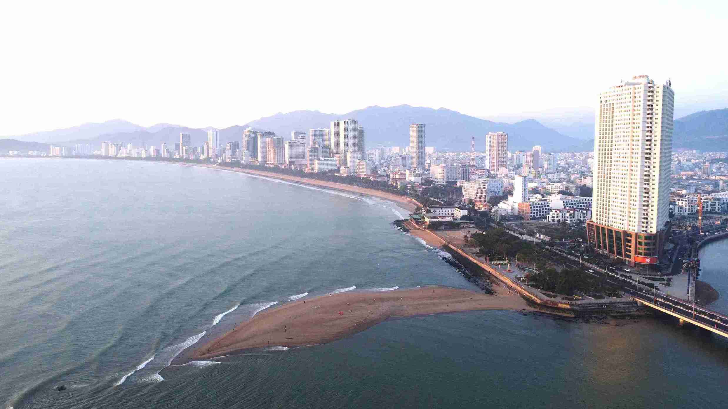 Bo bien Nha Trang xuat hien con cat nhu hinh ca heo khong lo. Anh: Huu Long