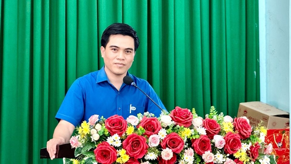 Mr. Nguyen Trung Cang - Director of CEP Microfinance Organization Vinh Long branch speaks to congratulate customers. Photo Hoang Loc