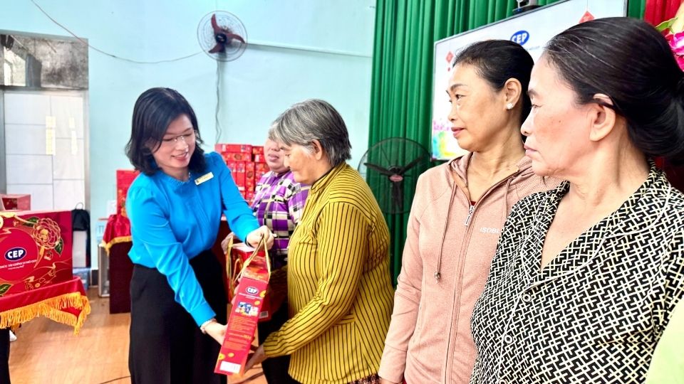 Ba Le Thi Kim Chi – Pho Chu tich Thuong truc LDLD tinh Vinh Long trao qua Tet cho khach hang CEP. Anh: Hoang Loc