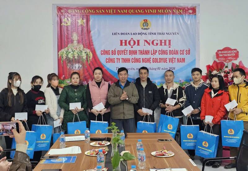 Tang qua cho doan vien co hoan canh kho khan. Anh: Pham Kien