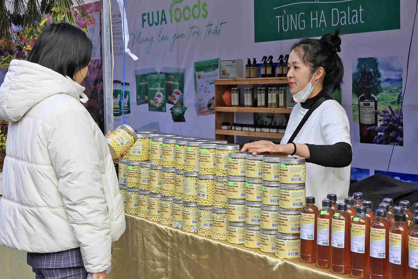 Cac san pham dac trung cua Da Lat duoc gioi thieu tai Chuong trinh Hoa mai anh dao chap canh thuong hieu Da Lat. Anh: Phuc Khanh 