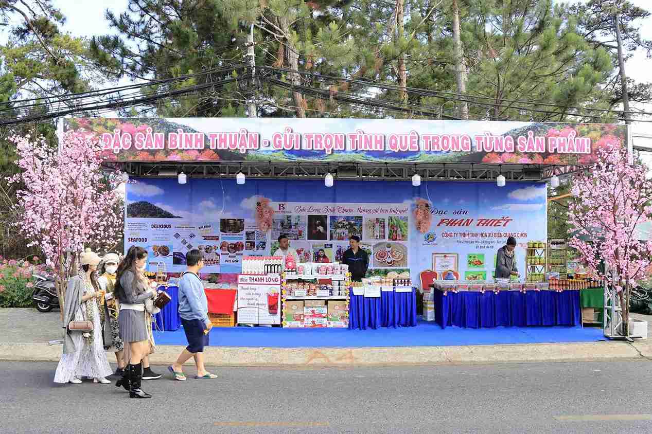 Da Lat introduces many typical products at the "Da Lat brand cherry blossoms" program. Photo: Phuc Khanh