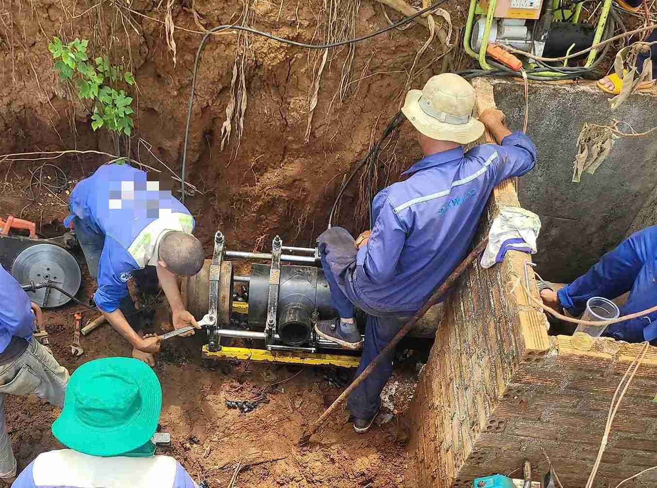 Cong nhan thi cong mot he thong duong ong nuoc tai tinh Dak Lak. Anh: Bao Trung 